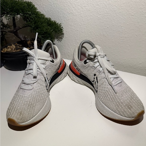 Nike White and Orange Running Shoes - Picture 4 of 8